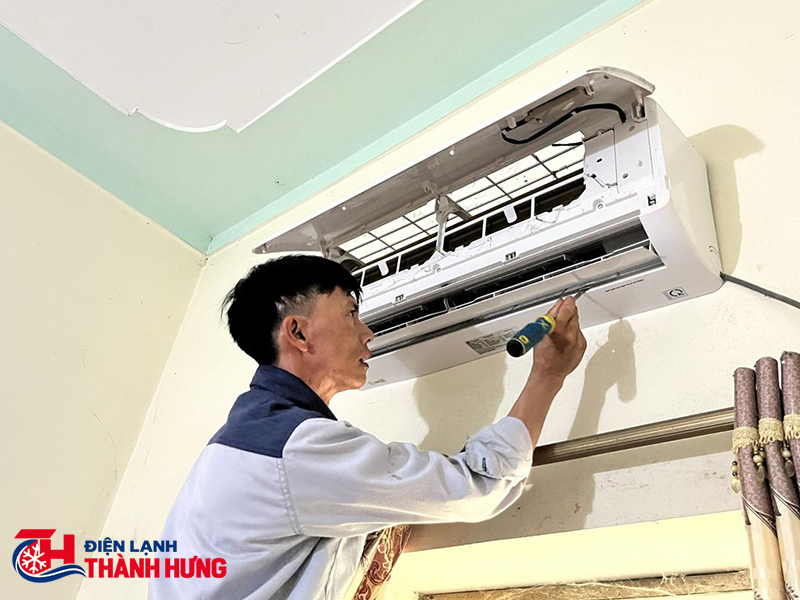 Cách vệ sinh dàn lạnh và máng nước an toàn