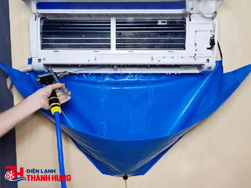 Cách sử dụng túi vệ sinh điều hòa tránh bắn nước