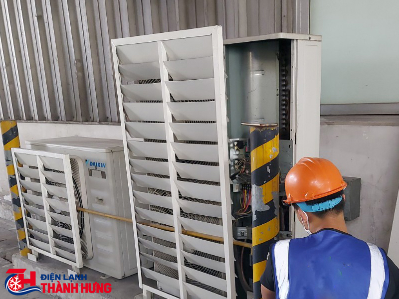 Vệ sinh cụm dàn nóng điều hòa trung tâm an toàn