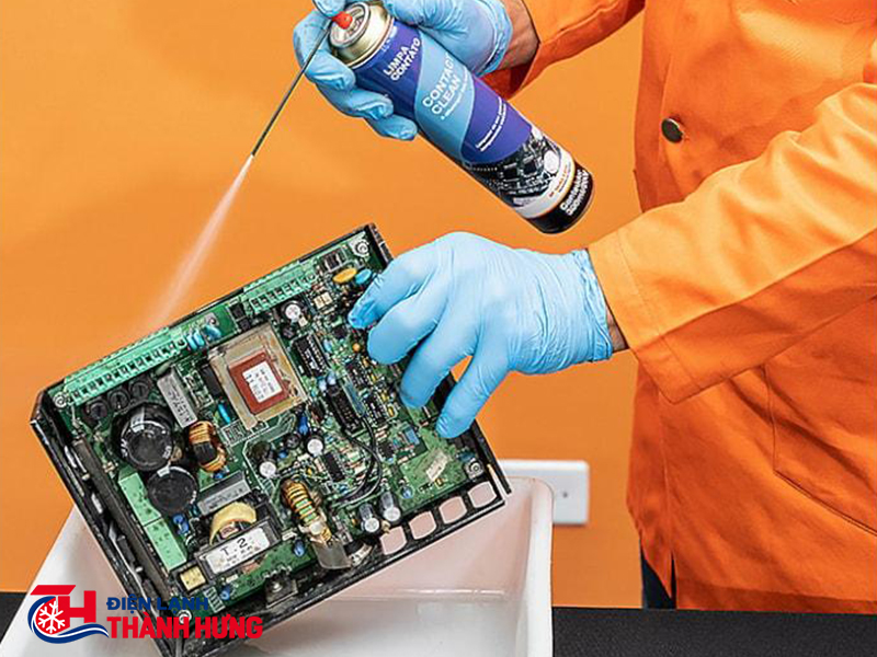 Có nên vệ sinh bo mạch điều hòa bằng hóa chất?
